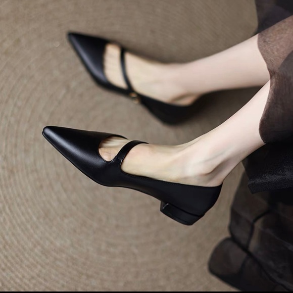 Simple black flat - Picture 2 of 6